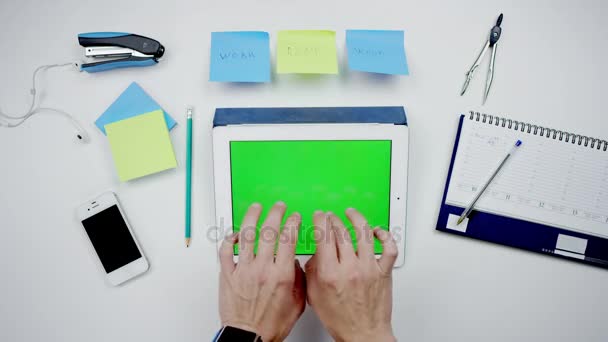 Tabletas de mecanografía de manos masculinas con pantalla verde — Vídeo de stock