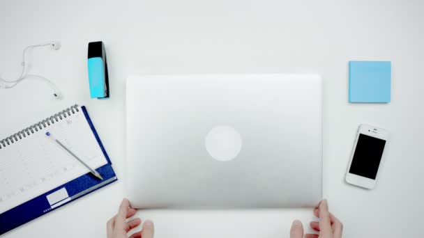 Vista superior de um homem abrindo um laptop e trabalhando com ele — Vídeo de Stock