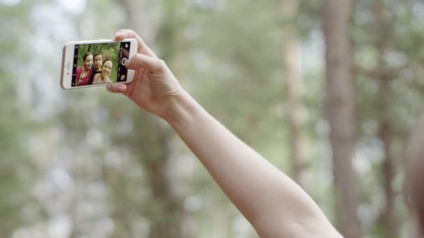 Una mano facendo selfie — Video Stock