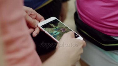 koşu ayakkabıları giyen bacaklar