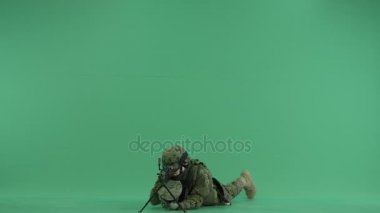 Yalan ve yeşil ekran kameraya, hedefleme asker