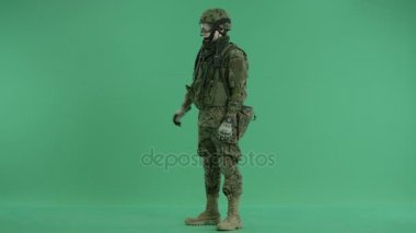 Yeşil ekran elleri katlanır asker