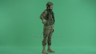 Yeşil ekran görünmez nesnede askerle