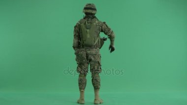 Yeşil ekran ayakta eller hareket asker