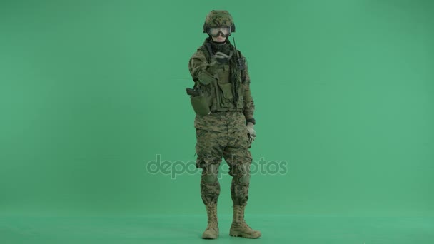 Serviceman moviendo sus manos en la pantalla verde — Vídeos de Stock