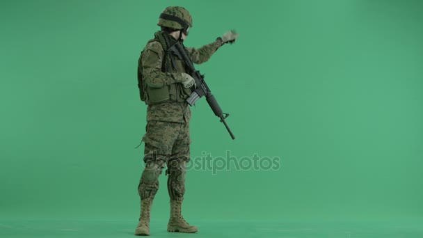 Soldat zielt seitlich auf Green Screen — Stockvideo