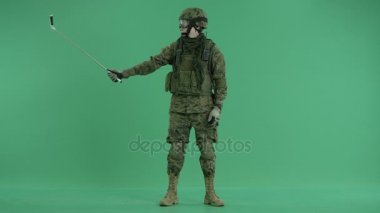 Selfie selfie sopa ile yeşil ekranında alarak asker