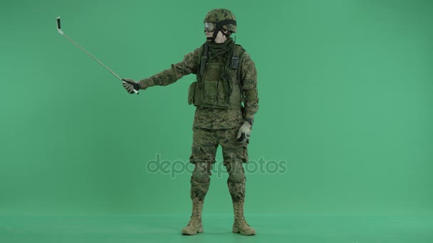 Soldat tar selfie med selfie stick på grön skärm — Stockvideo