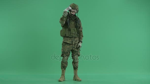 Soldat stå och hålla pengar på grön skärm — Stockvideo