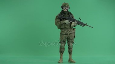 Aşağı yeşil ekran thumbing asker