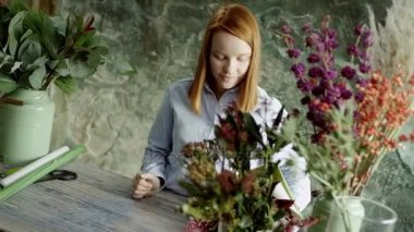 kadın çiçek buketi ile