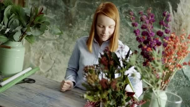 Жінка з букетом квітів — стокове відео