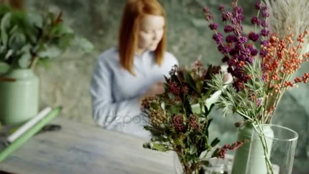 Chica posando con flores — Vídeo de stock