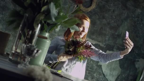 Tar selfie med blomster – stockvideo