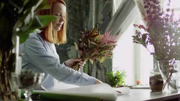 Pakowanie kwiatów w papier — Wideo stockowe