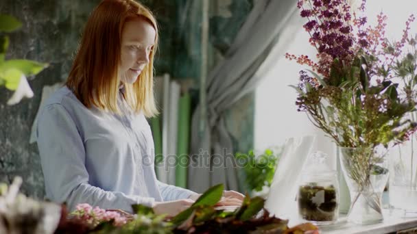 Mulher estudando floricultura — Vídeo de Stock