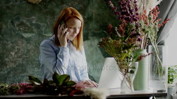 Florista femenina en el trabajo — Vídeo de stock