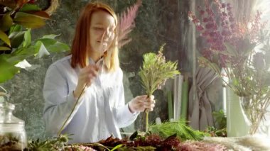 gülümseyen kadın çiçekçi buket çiçek dükkanında toplama