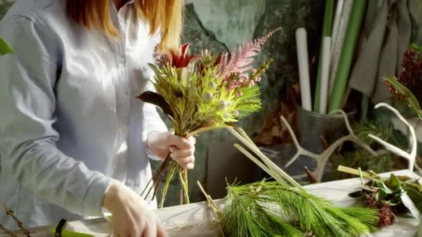 Floristin arrangiert Blumenstrauß im Innenraum — Stockvideo