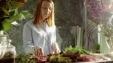 Çiçekçi toplama buket dallar