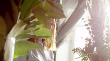 kadın çiçekçi buket oluşturma