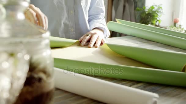 Bloemist voorbereiding papier doorloopt een boeket — Stockvideo