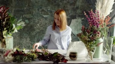 buket düzenlenmesi ve laptop ile çalışma çiçekçi