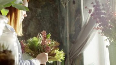 yan görünüm egzotik twigs buket düzenlenmesi çiçekçi