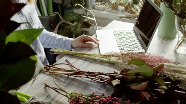 Vista dall'alto del fiorista che lavora con il computer portatile — Video Stock