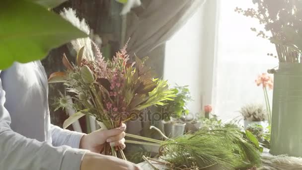 Florist arranging bouqet with fir twigs — Stock Video