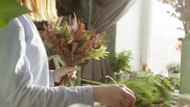 Vy av florist arrangera bouqet i blomsteraffär — Stockvideo