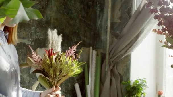 Buket çiçek dükkanında düzenlenmesi çiçekçi atentively — Stok video