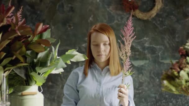 Hermosa floristería femenina arreglando bouqet en la tienda de flores — Vídeos de Stock