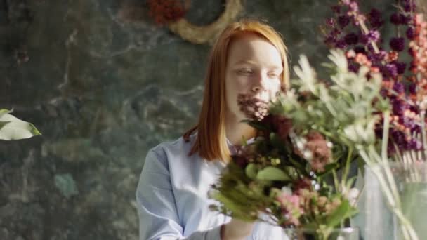 Florista arranjo bouqet na loja de flores — Vídeo de Stock