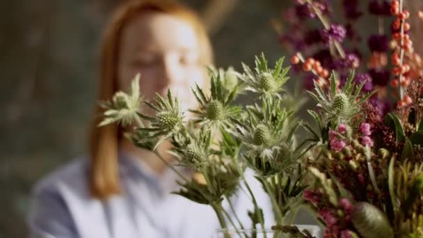 Professional flower arranger creating bouqet — Stock Video