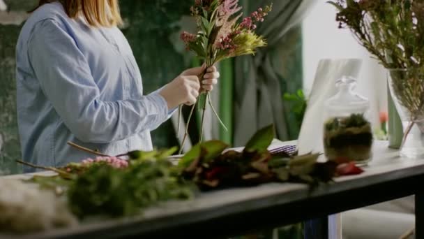 Florista de gengibre arranjar um monte de flores — Vídeo de Stock
