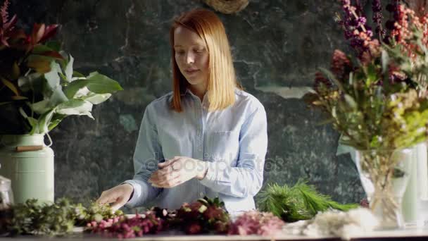 Fleuriste gingembre organiser bouquet de fleurs sur la table — Video