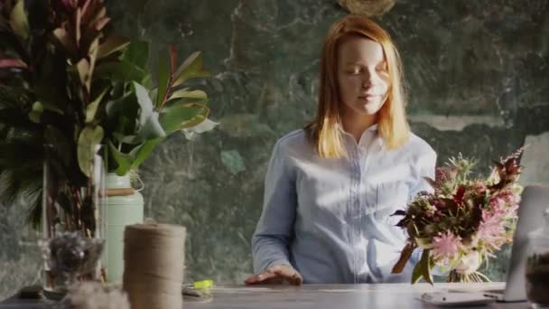 Leende Florist arbetar med bouqet — Stockvideo