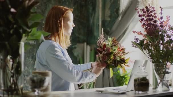 Wesoły Kwiaciarnia układanie bukiet kwiatów — Wideo stockowe