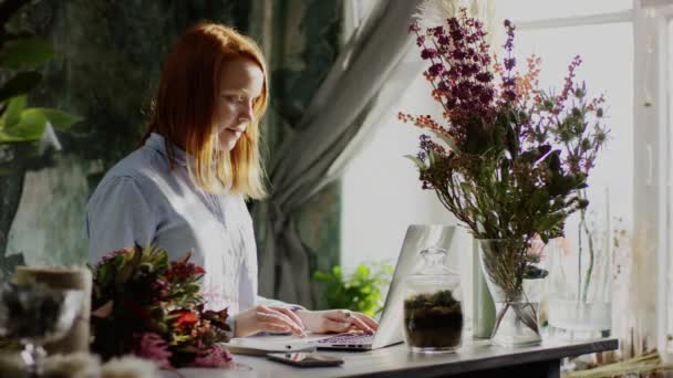 Florista pagando na internet com cartão — Vídeo de Stock