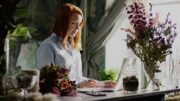 Florist doing payment through internet with card — Stock Video