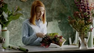 Çiçekçi Çiçek tanzimi bir araya getirmek