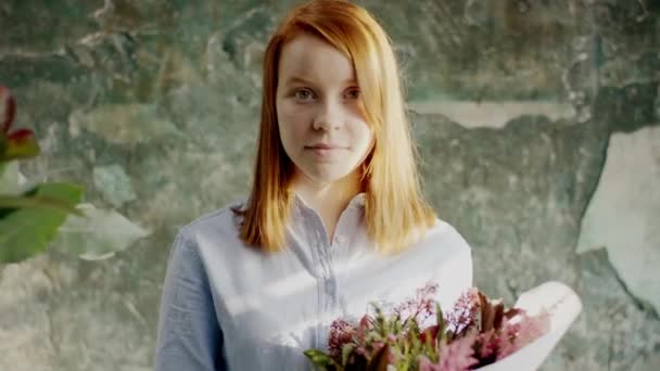 Floristería sosteniendo flores ang dándole — Vídeos de Stock