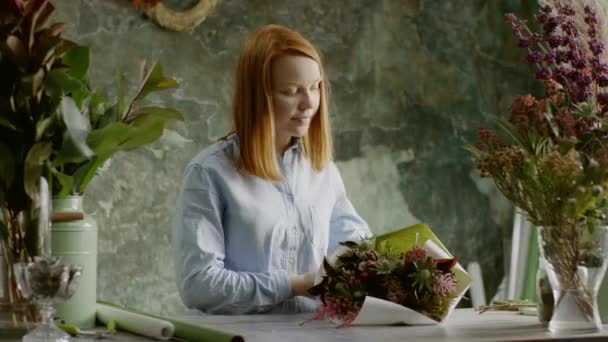 Kvinna att sätta ihop ett arrangemang av blommor — Stockvideo