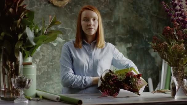 Florist arbetar och tittar på kameran — Stockvideo