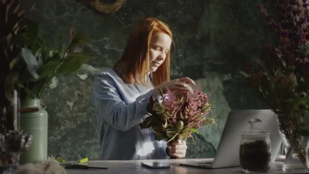 Bloemist schikken van bloemen in bouqet — Stockvideo