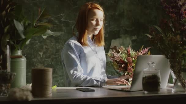 Gyönyörű női virágüzlet bizonyítja kacsapástétom video chat — Stock videók