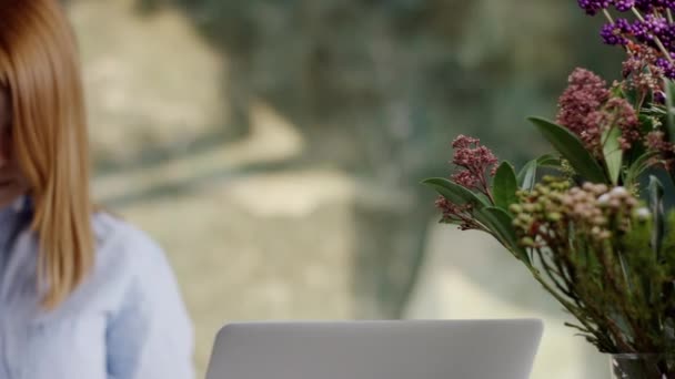 Blumenhändler schaut aufs Handy — Stockvideo