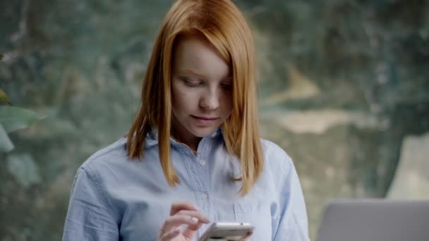 Жінка вводить повідомлення по телефону — стокове відео