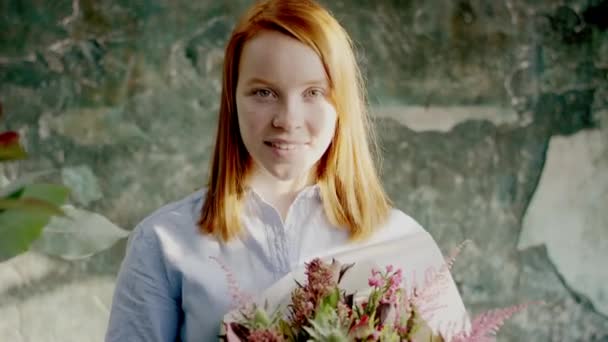 Glad florist holding blommor ang ger det — Stockvideo